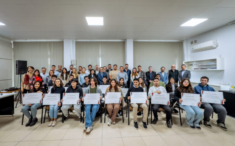 ACTO DE ENTREGA Y RENOVACIÓN DE BECAS ESTÍMULO