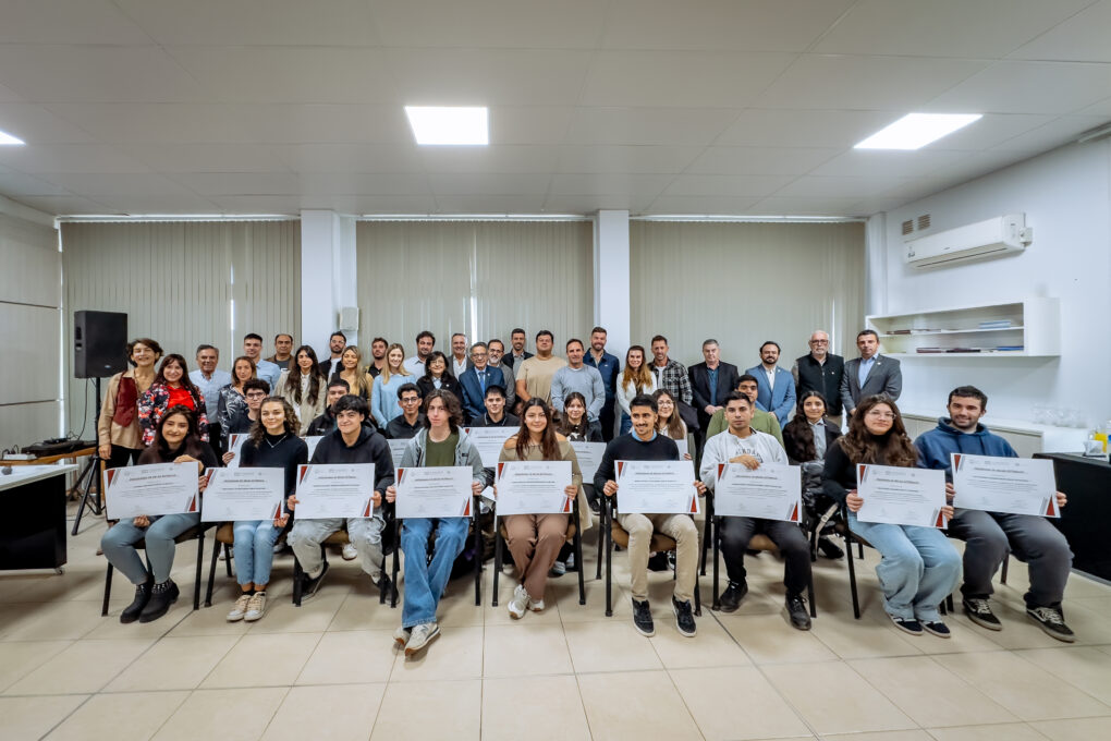 ACTO DE ENTREGA Y RENOVACIÓN DE BECAS ESTÍMULO
