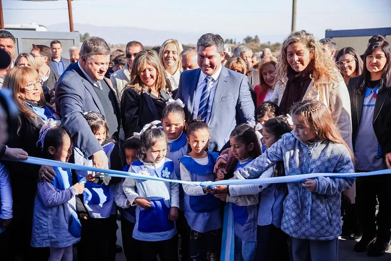 Tras el receso de invierno, Orrego inauguró un edificio de una ENI en 25 de Mayo