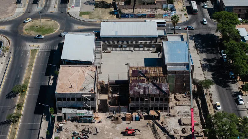 Un coloso asoma en la ciudad: la escuela en construcción más grande de San Juan ya va por más de la mitad