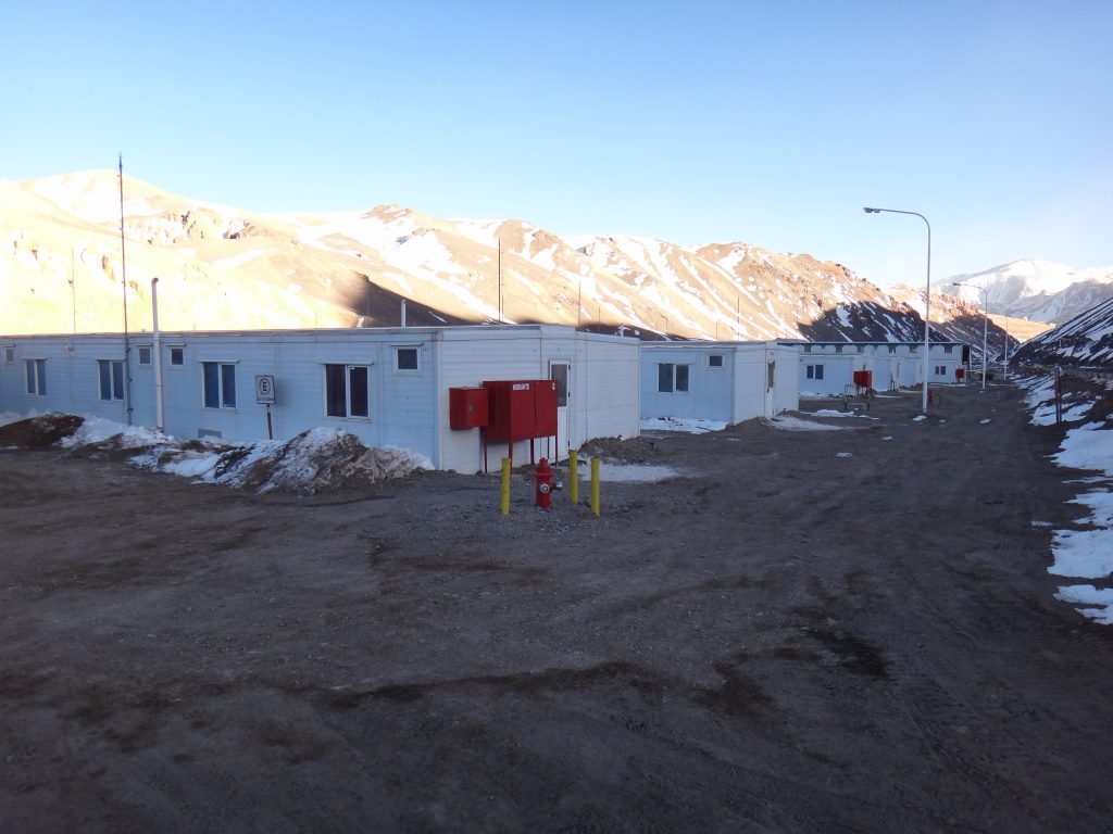 Hotel Veladero – Instalaciones de agua, gas y cloaca en todo el campamento.